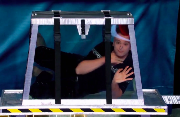 Justin met zijn watertank act